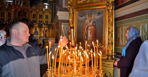 Верующие в соборе Михаила Архангела. Сочи, 7 января 2015 г. Фото Светланы Кравченко для "Кавказского узла" Верующие в соборе Михаила Архангела. Сочи, 7 января 2015 г. Фото Светланы Кравченко для "Кавказского узла"