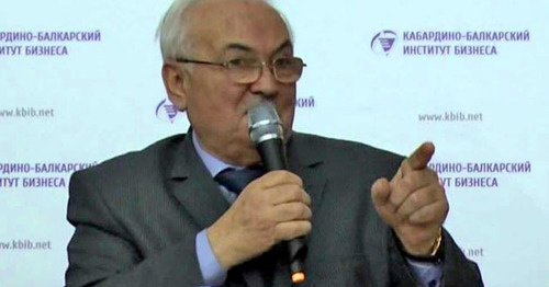 Ректор Института бизнеса Феликс Хараев. Кадр из видео пользователя zapravakbr http://www.youtube.com/ Ректор Института бизнеса Феликс Хараев. Кадр из видео пользователя zapravakbr http://www.youtube.com/