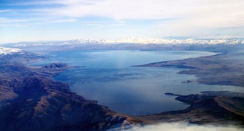 Вид с самолёта на озеро Севан (Армения). Фото: https://ru.wikipedia.org/wiki/%D1%E5%E2%E0%ED#/media/File:Sevan_Armenia_%D0%A1%D0%B5%D0%B2%D0%B0%D0%BD_%D0%90%D1%80%D0%BC%D0%B5%D0%BD%D0%B8%D1%8F.jpeg Вид с самолёта на озеро Севан (Армения). Фото: https://ru.wikipedia.org/wiki/%D1%E5%E2%E0%ED#/media/File:Sevan_Armenia_%D0%A1%D0%B5%D0%B2%D0%B0%D0%BD_%D0%90%D1%80%D0%BC%D0%B5%D0%BD%D0%B8%D1%8F.jpeg