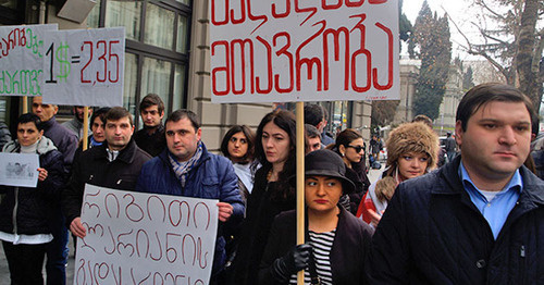 Девушка с плакатом «В отставку правительство» во время акции протеста. Тбилиси, февраль 2015 г. Фото Беслана Кмузова для "Кавказского узла"