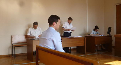 В зале суда потерпевший-представитель администрации и на втором плане слева Павленко справа его адвокат Захаров. Фото Светланы Кравченко для "Кавказского узла" В зале суда потерпевший-представитель администрации и на втором плане слева Павленко справа его адвокат Захаров. Фото Светланы Кравченко для "Кавказского узла"