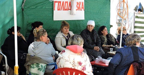 Акция голодовки в палаточном городке продят предприниматели. Кисловодск, июнь 2015 г. Фото http://bloknot-stavropol.ru/news/k-golodovke-v-kislovodske-prisoedinyaetsya-vse-bol-602641 Акция голодовки в палаточном городке продят предприниматели. Кисловодск, июнь 2015 г. Фото http://bloknot-stavropol.ru/news/k-golodovke-v-kislovodske-prisoedinyaetsya-vse-bol-602641