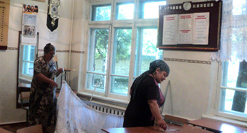 Уборка в учебном кабинете школы-интерната в селе Заюково. КБР, 17 июня 2015 г. Фото Людмилы Маратовой для "Кавказского узла" Уборка в учебном кабинете школы-интерната в селе Заюково. КБР, 17 июня 2015 г. Фото Людмилы Маратовой для "Кавказского узла"