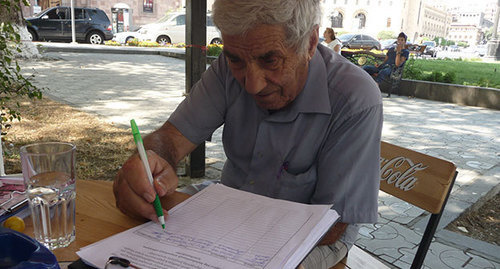 Сбор подписей. фото Армине Мартиросян для "Кавказского узла" Сбор подписей. фото Армине Мартиросян для "Кавказского узла"