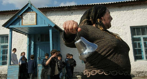 1 сентября - начало учебного года в селении Дишный-Ведено в Чечне. Фото: (RFE/RL, Северокавказская редакция), http://www.svoboda.org/media/photogallery/24798940.html 1 сентября - начало учебного года в селении Дишный-Ведено в Чечне. Фото: (RFE/RL, Северокавказская редакция), http://www.svoboda.org/media/photogallery/24798940.html