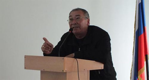 Житель села Кумли Зейдула Менлиалиев поттребовал на митинге. Фото Патимат Махмудовой Житель села Кумли Зейдула Менлиалиев поттребовал на митинге. Фото Патимат Махмудовой