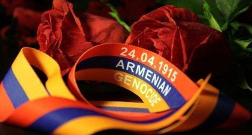 Дата 24.04.1915 на ленте с цветами армянского флага. Фото: http://www.yerkramas.org/ru/tag/32/Turciya/723 Дата 24.04.1915 на ленте с цветами армянского флага. Фото: http://www.yerkramas.org/ru/tag/32/Turciya/723