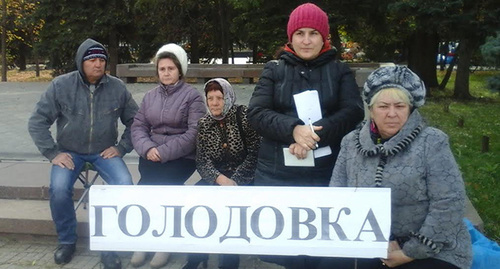 Участники голодовки в Черкесске слева направо - Борис Половин, Елена Половина, Лейла Аркелова, Алла Русакова, Татьяна Лагутенко. Фото Аси Капаевой для "Кавказского узла" Участники голодовки в Черкесске слева направо - Борис Половин, Елена Половина, Лейла Аркелова, Алла Русакова, Татьяна Лагутенко. Фото Аси Капаевой для "Кавказского узла"