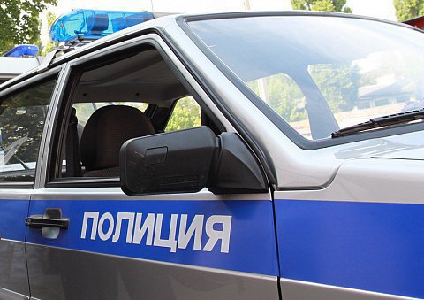 Надпись "Полиция" на борту автомобиля. Фото: http://www.livekuban.ru/news/proisshestviya/v-adygee-zloumyshlennik-ograbil-yuvelirnyy-magazin/ Надпись "Полиция" на борту автомобиля. Фото: http://www.livekuban.ru/news/proisshestviya/v-adygee-zloumyshlennik-ograbil-yuvelirnyy-magazin/