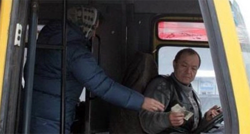 Женщина оплачивает проезд в автобусе. Фото: http://minpromrso.ru/ Женщина оплачивает проезд в автобусе. Фото: http://minpromrso.ru/