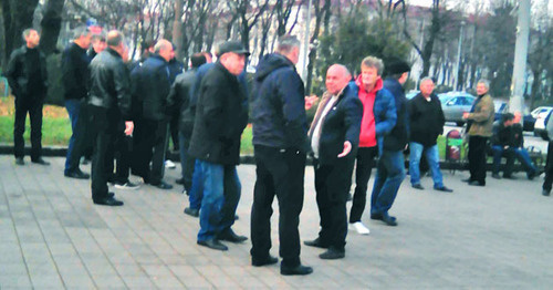 Митинг водителей автобусов. Нальчик, 27 ноября 2015 г. Фото Людмилы Маратовой для "Кавказского узла" Митинг водителей автобусов. Нальчик, 27 ноября 2015 г. Фото Людмилы Маратовой для "Кавказского узла"