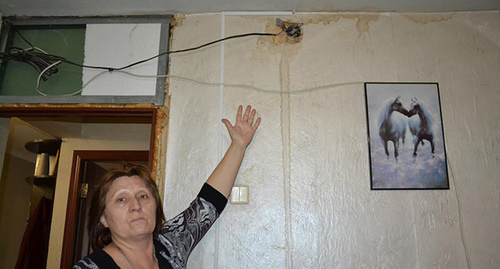 Жительница дома 33 по ул. Донская показывает, как заливает при каждом дожде. Фото Светланы Кравченко для "Кавказского узла" Жительница дома 33 по ул. Донская показывает, как заливает при каждом дожде. Фото Светланы Кравченко для "Кавказского узла"
