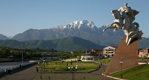 Вид на гору Столовая, Владикавказ. Фото: Menders, https://ru.wikipedia.org/wiki/Владикавказ Вид на гору Столовая, Владикавказ. Фото: Menders, https://ru.wikipedia.org/wiki/Владикавказ