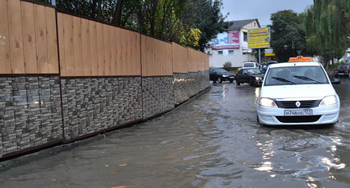 Улица Пластунская в Сочи 30.11.2015. Трасса и тротуары затоплены водой. Фото Светланы Кравченко для "Кавказского узла" Улица Пластунская в Сочи 30.11.2015. Трасса и тротуары затоплены водой. Фото Светланы Кравченко для "Кавказского узла"