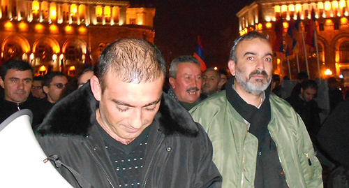 Глава штаба Фронта общественного спасения «Новая Армения», лидер движения «100-летие без режима» Жирайр Сефилян (в центре). Фото тиграна Петросяна для "Кавказского узла" Глава штаба Фронта общественного спасения «Новая Армения», лидер движения «100-летие без режима» Жирайр Сефилян (в центре). Фото тиграна Петросяна для "Кавказского узла"