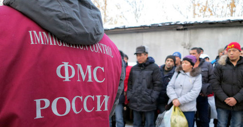 Сотрудник миграционной службы. Фото http://ufms-ural.ru/news/view/442/ Сотрудник миграционной службы. Фото http://ufms-ural.ru/news/view/442/