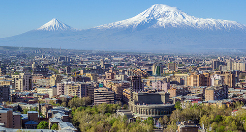 Вид на Ереван и гору Арарат. Фото Serouj Ourishian, https://ru.wikipedia.org/wiki/Ереван Вид на Ереван и гору Арарат. Фото Serouj Ourishian, https://ru.wikipedia.org/wiki/Ереван