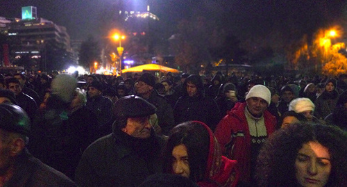 Ночь на площади Свободы, 8.12.2015. Фото Тиграна Петросяна для "Кавказского узла" Ночь на площади Свободы, 8.12.2015. Фото Тиграна Петросяна для "Кавказского узла"
