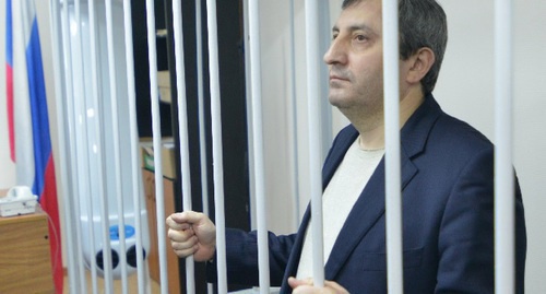 Магомедгусен Насрутдинов в зале суда. Фото: http://lastphotos.ru/2014/01/22/arest-zamestitelya-predsedatelya-pravitelstva-dagestana-magomedgusena-nasrutdinova.html Магомедгусен Насрутдинов в зале суда. Фото: http://lastphotos.ru/2014/01/22/arest-zamestitelya-predsedatelya-pravitelstva-dagestana-magomedgusena-nasrutdinova.html