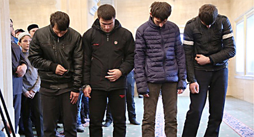 Поджигатели Зиярата Шейха Янгульби-Хаджи Дохтукаева. Фото: http://grozny-inform.ru/news/society/66542/ Поджигатели Зиярата Шейха Янгульби-Хаджи Дохтукаева. Фото: http://grozny-inform.ru/news/society/66542/