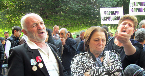 Родственники заключенных на протестной акцию у правительственного здания с требованием пересмотреть уголовные дела. Фото Тиграна Петросяна для "Кавказского узла" Родственники заключенных на протестной акцию у правительственного здания с требованием пересмотреть уголовные дела. Фото Тиграна Петросяна для "Кавказского узла"