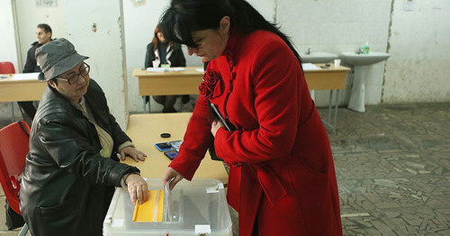 На избирательном участке во время референдума. 6 декабря 2015 г. Фото www.panarmenian.net/
