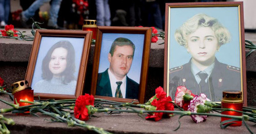 Цветы, свечи, и портреты погибших заложников на ступенях Театрального центра на Дубровке. Фото: Yury Timofeyev (RFE/RL) Цветы, свечи, и портреты погибших заложников на ступенях Театрального центра на Дубровке. Фото: Yury Timofeyev (RFE/RL)
