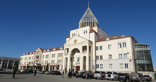 Здание НС Нагорного Карабаха в Степанакерте. 23 декабря 2015 год. Фото Алвард Григорян для "Кавказского узла" Здание НС Нагорного Карабаха в Степанакерте. 23 декабря 2015 год. Фото Алвард Григорян для "Кавказского узла"