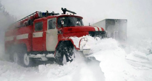 Спецтехника расчищает трассу. Фото: http://23.mchs.gov.ru/pressroom/news/item/3349976/ Спецтехника расчищает трассу. Фото: http://23.mchs.gov.ru/pressroom/news/item/3349976/