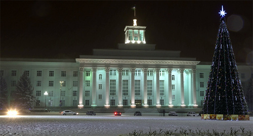 Новогодняя площадь перед зданием правительства КБР. Фото: http://glava.kbr.ru/ru/kbr-events/speech/compellation/11155-2015-12-31-15-04-10.html Новогодняя площадь перед зданием правительства КБР. Фото: http://glava.kbr.ru/ru/kbr-events/speech/compellation/11155-2015-12-31-15-04-10.html