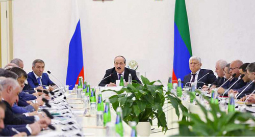 Заседание Комиссии при Главе РД. Фото: http://president.e-dag.ru/novosti/v-centre-vnimaniya/ramazan-abdulatipov-vse-plany-ukazannye-v-dorozhnoj-karte-v-ramkakh-realizatsii-majskikh-ukazov-dolzhny-byt-vypolneny-v-srok Заседание Комиссии при Главе РД. Фото: http://president.e-dag.ru/novosti/v-centre-vnimaniya/ramazan-abdulatipov-vse-plany-ukazannye-v-dorozhnoj-karte-v-ramkakh-realizatsii-majskikh-ukazov-dolzhny-byt-vypolneny-v-srok