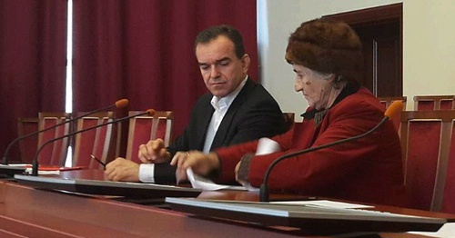 Вениамин Кондратьев с представительницей инициативной группы пенсионеров. 16 января 2016 года. Фото Алексея Мандригели для "Кавказского узла"
