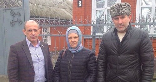 Кусама Масхадова в сопровождении депутатов парламента Чечни Магомеда Ханбиева и Идриса Гаибова. Фото: Grozny-inform.ru Кусама Масхадова в сопровождении депутатов парламента Чечни Магомеда Ханбиева и Идриса Гаибова. Фото: Grozny-inform.ru