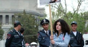 Сюзи Геворгян на акции протеста в Ереване 5 мая 2015 года. Фото из Facebook Сюзи Геворгян, https://www.facebook.com/photo.php?fbid=377983322389114&set=a.302487256605388.1073741826.100005323487510&type=3&theater Сюзи Геворгян на акции протеста в Ереване 5 мая 2015 года. Фото из Facebook Сюзи Геворгян, https://www.facebook.com/photo.php?fbid=377983322389114&set=a.302487256605388.1073741826.100005323487510&type=3&theater
