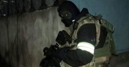 Сотрудник спецподразделения на месте спецоперации в Нальчике. Нальчик, 16 января 2016 года. Фото: http://nac.gov.ru/nakmessage/2016/01/16/v-nalchike-v-chastnom-dome-blokirovan-bandit.html
