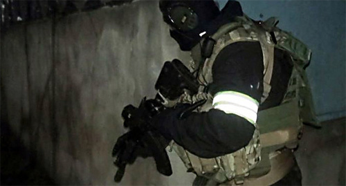 Сотрудник силовых структур на КТО. Фото: http://nac.gov.ru/nakmessage/2016/01/16/v-nalchike-v-chastnom-dome-blokirovan-bandit.html Сотрудник силовых структур на КТО. Фото: http://nac.gov.ru/nakmessage/2016/01/16/v-nalchike-v-chastnom-dome-blokirovan-bandit.html
