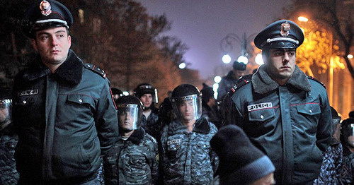 Сотрудники полиции. Фото: / 
© PAN Photo / Varo Rafayelyan, Aram Kirakosyan