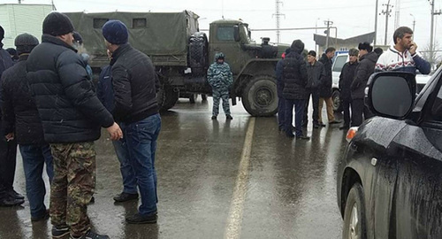 Спецтехника силовиков на пути автопробега. Фото: http://chernovik.net/content/lenta-novostey/v-dagestane-avtoprobeg-v-podderzhku-putina-kadyrova-i-murtazalieva Спецтехника силовиков на пути автопробега. Фото: http://chernovik.net/content/lenta-novostey/v-dagestane-avtoprobeg-v-podderzhku-putina-kadyrova-i-murtazalieva