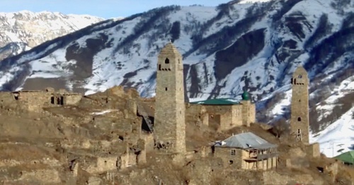 Крепость и мечеть в поселке Шарой высокогорного Шаройского района Чечни. Фото: Youtube.com/user/chechnyatodaycom Крепость и мечеть в поселке Шарой высокогорного Шаройского района Чечни. Фото: Youtube.com/user/chechnyatodaycom