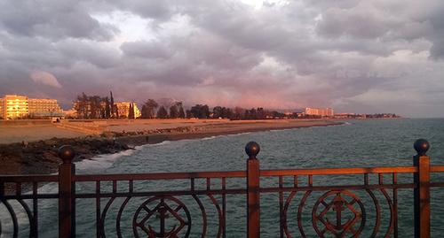 Адлер, пристань, вид на пляж. Фото Владимира Козлова Адлер, пристань, вид на пляж. Фото Владимира Козлова