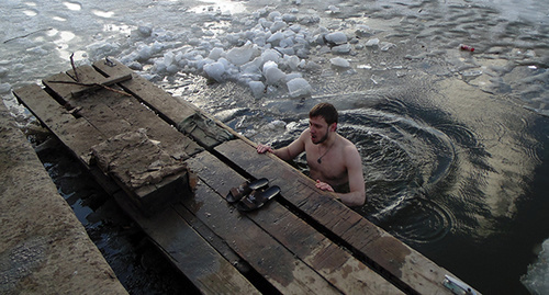 Купание в проруби, Астрахань, 07.02.2016. Фото Елены Гребенюк для "Кавказского узла" Купание в проруби, Астрахань, 07.02.2016. Фото Елены Гребенюк для "Кавказского узла"