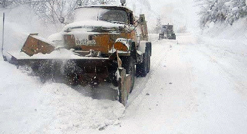 Уборка снега на Военно-Грузинской дороге. Фото: https://www.facebook.com/georoad.ge/ Уборка снега на Военно-Грузинской дороге. Фото: https://www.facebook.com/georoad.ge/