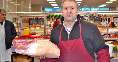 Продавец мяса на рынке в Сочи. Фото Светланы Кравченко для "Кавказского узла" Продавец мяса на рынке в Сочи. Фото Светланы Кравченко для "Кавказского узла"
