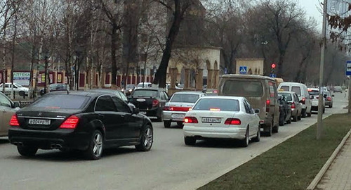 Грозный, движение автомобилей по улице Митаева. Фото Магомеда Магомедова для "Кавказского узла" Грозный, движение автомобилей по улице Митаева. Фото Магомеда Магомедова для "Кавказского узла"