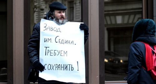 Участник пикета в знак солидарности с сотрудниками завода имени Седина. Москва, 30 декабря 2015 года. Фото: Rotfront.su Участник пикета в знак солидарности с сотрудниками завода имени Седина. Москва, 30 декабря 2015 года. Фото: Rotfront.su