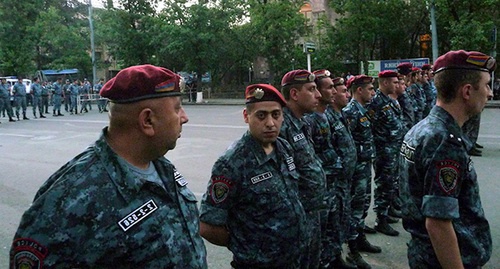 Полицейский кордон на акции протеста в Ереване. 1 июня 2015 года. Фото Армине Мартиросян для "Кавказского узла" Полицейский кордон на акции протеста в Ереване. 1 июня 2015 года. Фото Армине Мартиросян для "Кавказского узла"