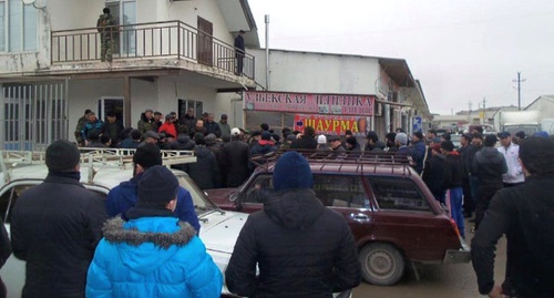 Участники митинга торговцев в Хасавюрте. 8 марта 2016 года. Фото Расула Абу Асада, Facebook.com/abooasad Участники митинга торговцев в Хасавюрте. 8 марта 2016 года. Фото Расула Абу Асада, Facebook.com/abooasad