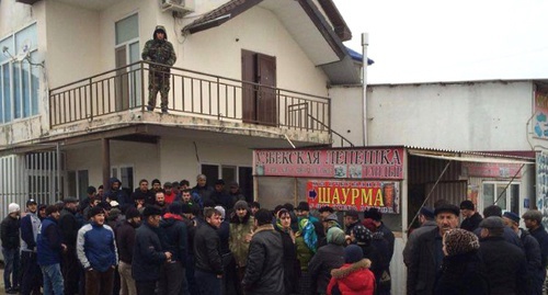 Участники митинга торговцев в Хасавюрте. 8 марта 2016 года. Фото предоставлено "Кавказскому узлу" блогером Расулом Абу Асадом Участники митинга торговцев в Хасавюрте. 8 марта 2016 года. Фото предоставлено "Кавказскому узлу" блогером Расулом Абу Асадом