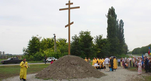 Освящение поклонного креста В рамках празднования 1025-летия Крещения Руси в станице Котляревской Майского района КБР. Фото: http://blago-kavkaz.ru/index.php/component/k2/item/3259-v-chest-yubileya-kreshcheniya-rusi-i-v-pamyat-o-predkakh-v-stanitse-kotlyarevskoj-usta-novili-poklonnyj-krest Освящение поклонного креста В рамках празднования 1025-летия Крещения Руси в станице Котляревской Майского района КБР. Фото: http://blago-kavkaz.ru/index.php/component/k2/item/3259-v-chest-yubileya-kreshcheniya-rusi-i-v-pamyat-o-predkakh-v-stanitse-kotlyarevskoj-usta-novili-poklonnyj-krest