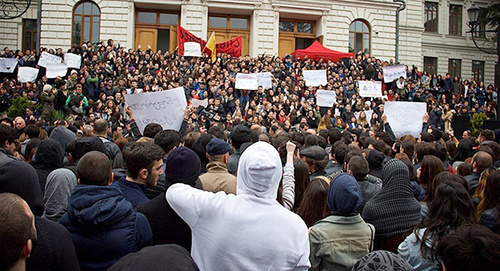 Протестующие студенты университета в Тбилиси. Фото: © Sputnik/ Levan Avlabreli, http://sputnik-georgia.ru/society/20160314/230588067.html

